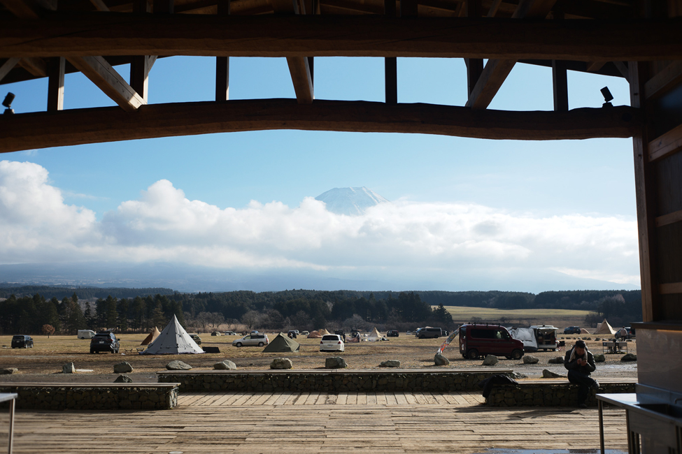 トイレの梁とその向こうにはキャンプ場と富士山