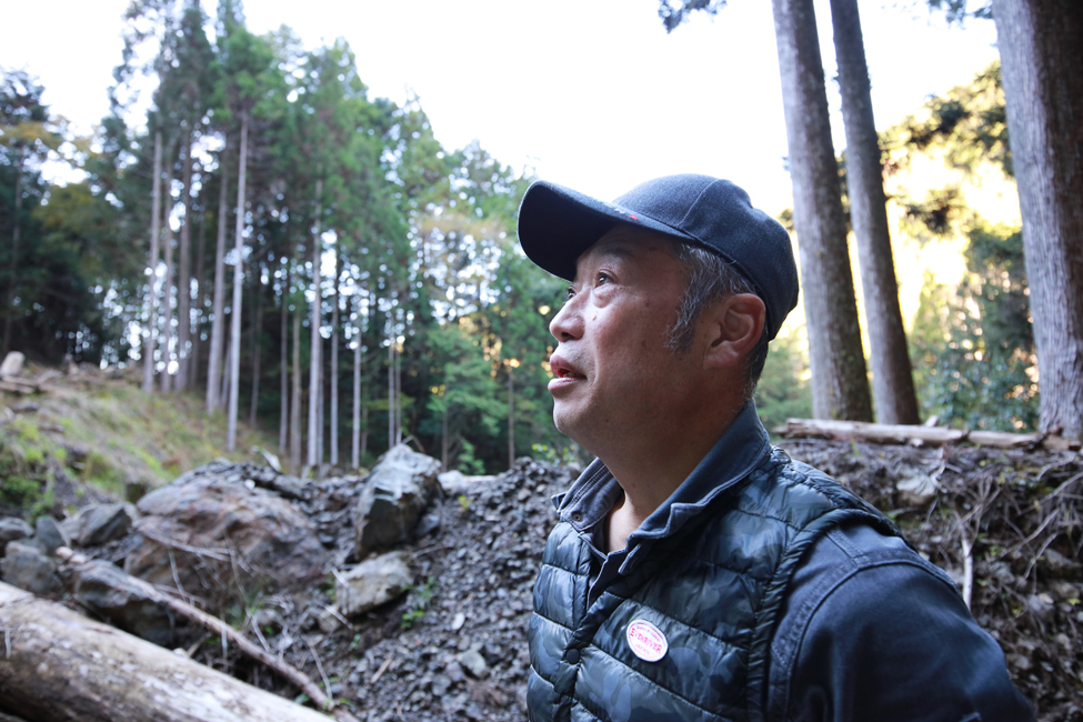 台風の爪痕を見つめる柿下さん